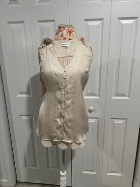 Gibson Latimer Cream Sleeveless V-Neck Button-Front top